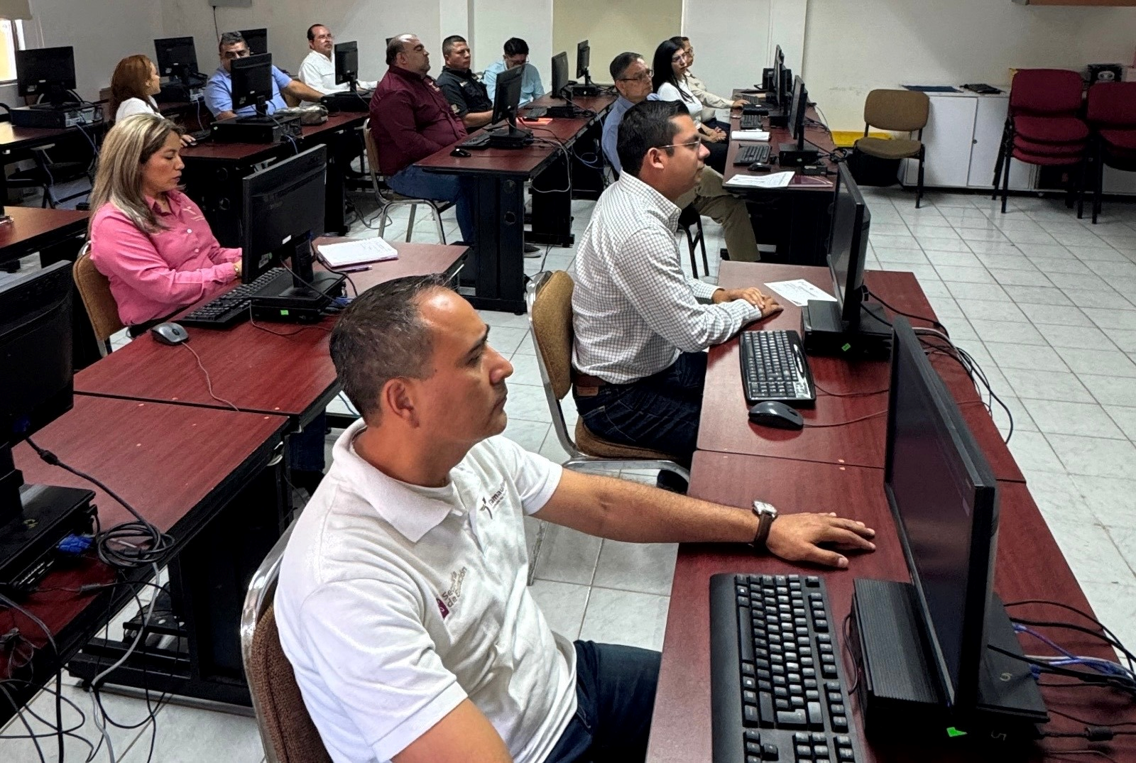 Capacita SET a personal de Unidad Ejecutiva en uso estratégico de Inteligencia Artificial