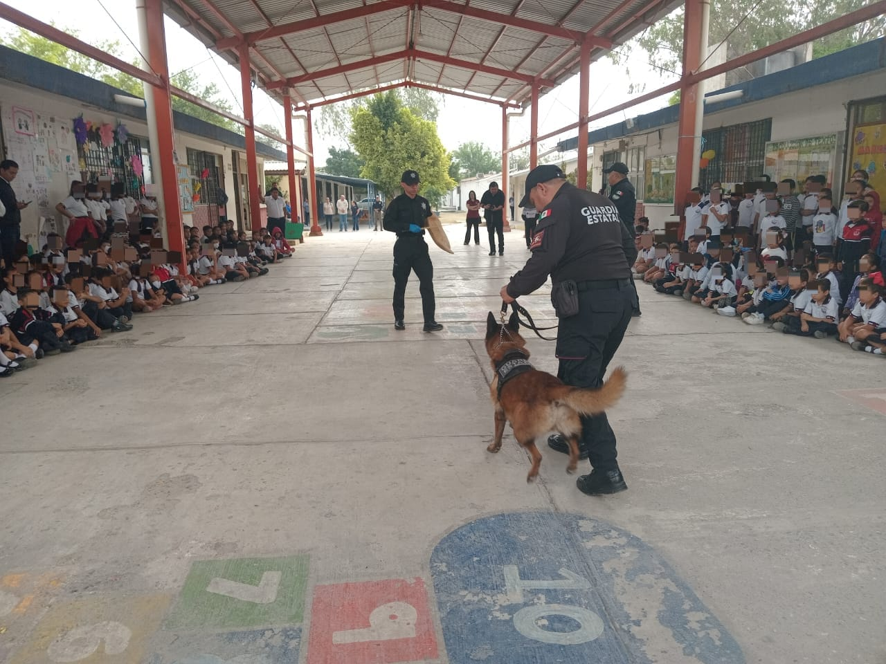 Acerca Guardia Estatal a “Max”, perro especializado, a comunidad escolar