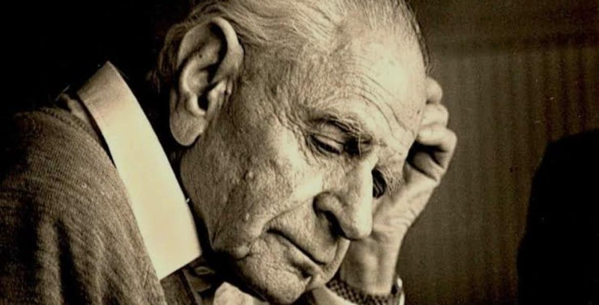 “La verdadera ignorancia no es la ausencia de conocimientos, sino el hecho de rehusarse a adquirirlos.” – Karl Popper