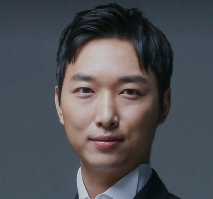 YoungHoon Kim  poseedor de uno de los coeficientes intelectuales más altos, manifiesta creer en Dios y causa controversia.