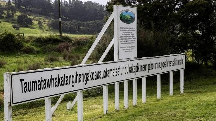 Una colina en Nueva Zelanda tiene el nombre oficial más largo del mundo: Taumatawhakatangihangakoauauotamateaturipukakapikimaungahoronukupokaiwhenuakitanatahu.