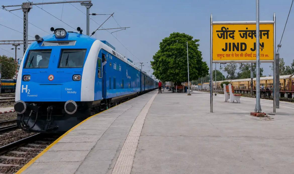 El gobierno indio puso en marcha su primer tren de pasajeros impulsado totalmente por hidrógeno con el objetivo de recortar las emisiones de carbono en su red de transporte ferroviario.